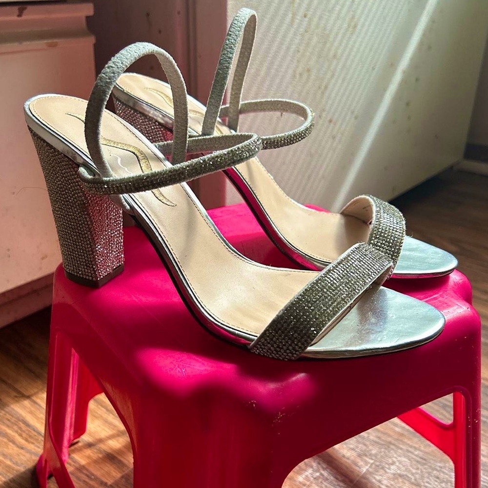 I got them from DSW
Model size:
Shoes: 9
